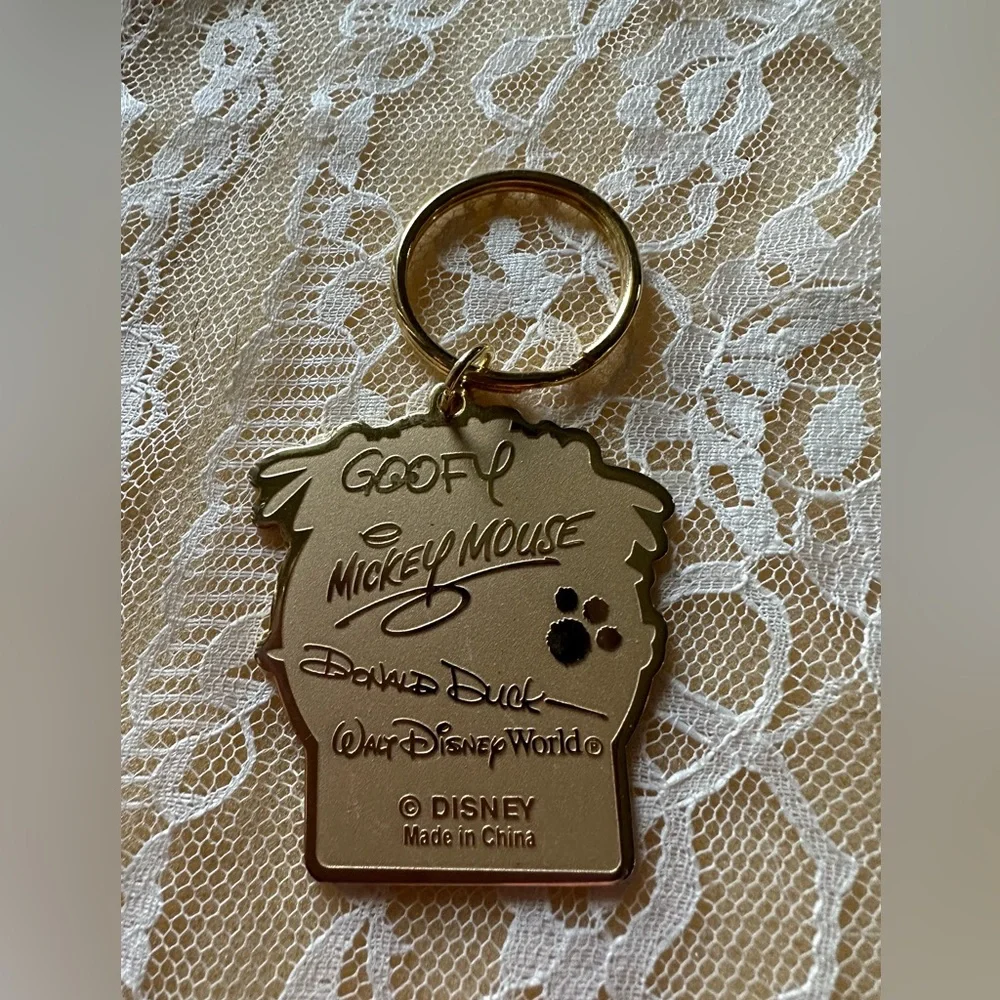 Walt Disney World Keychain with Mickey and Friends “YO AMO a MI ABUELA”